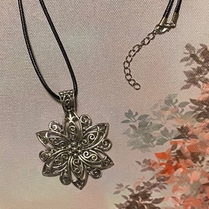 Vintage Style Silver Tone Filigree Flower Pendant Long Necklace