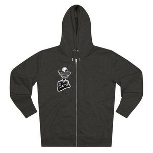 Könnte beinhalten: Ein anthrazitfarbener Kapuzenpullover mit Reißverschluss und einer weißen Grafik auf der linken Brust. Das Design zeigt eine Figur im Anzug mit einem Kopf aus einer Ziegelpyramide, gekrönt von einer mondartigen Kugel im klaren Linienstil.