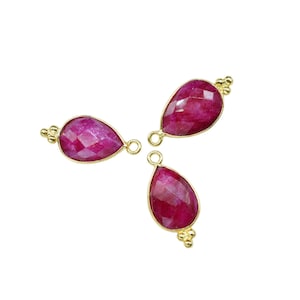 Perline sfaccettate di rubino 10 x 14 mm, ciondoli con castone, connettori/gioielli con ciondolo a forma di pera di rubino fatti a mano/gioielli con ciondolo a maglie placcate in oro con ciondoli di rubino
