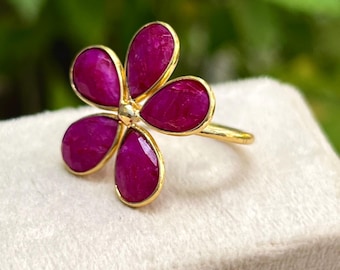Elegante robijnrode ring | Bloemenring geboorte |Verstelbare ring | Handgemaakte boho-edelsteensieraden | Geboortesteen juli | Cadeau voor haar | Ruby-ring peer