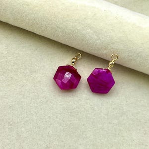 Ciondolo a forma esagonale con rubino naturale / Ciondolo con anello avvolto in filo / Forniture per gioielli con rubino / Gioielli con rubino naturale / Gioielli con pietra portafortuna di luglio