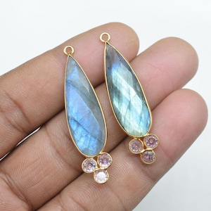 Ciondoli in labradorite appariscenti - Ciondolo a forma di pera da 10 x 30 mm / Ciondolo a goccia in labradorite / Componente in pietra preziosa / Ciondolo con zircone cubico