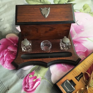 Antiguo soporte para cartas y tintero compacto de nogal, ebonizado, completo con pluma estilográfica, circa 1910