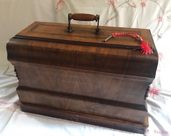 Máquina de coser antigua de manivela, Harris 9H, en bonita caja de madera, circa 1950