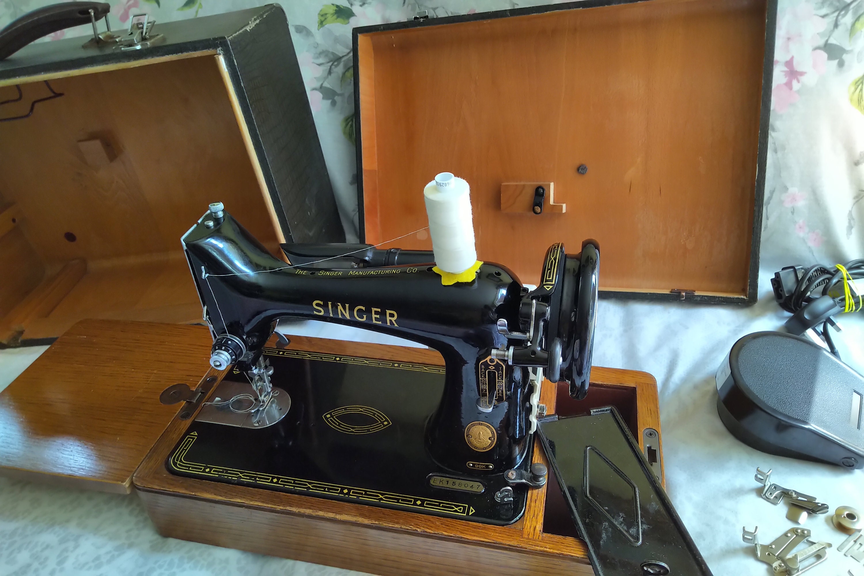 Vintage Singer 128K Handcranked la Vencedora Sewing Machine With Case and  Attachments 1951 