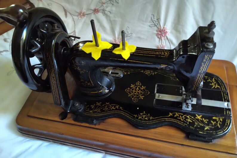 Antique Hand Crank Sewing Machine, Bradbury & Company Ltd, Fiddlebase