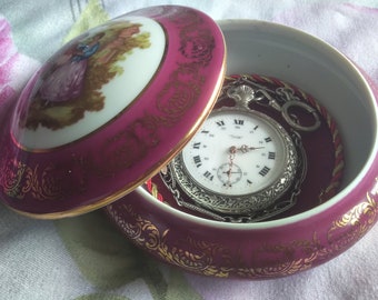 Reloj de bolsillo antiguo de plata con cara abierta, entorchado en el vástago, fabricado en Francia, con cadena de plata y caja de limoges de cerámica, en funcionamiento, alrededor de 1920