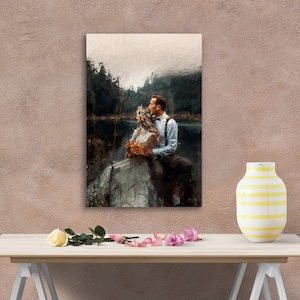 Op de afbeelding: Een schilderij van een stel in een bosrijke omgeving. De vrouw draagt een witte jurk en een bloemenkrans. De man draagt een donker pak en een stropdas. Ze staan ​​bij een meer en kijken elkaar aan.