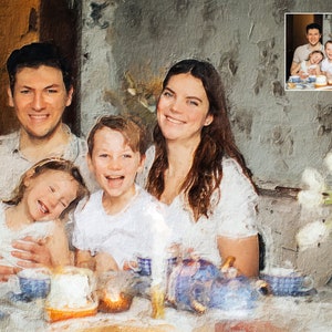 Op de afbeelding: Een gezin van vier zit aan een tafel met witte tafelkleden en blauw-witte theekopjes. De familie lacht en lijkt hun tijd samen te genieten. De achtergrond is een geschilderde muur met witte bloemen.
