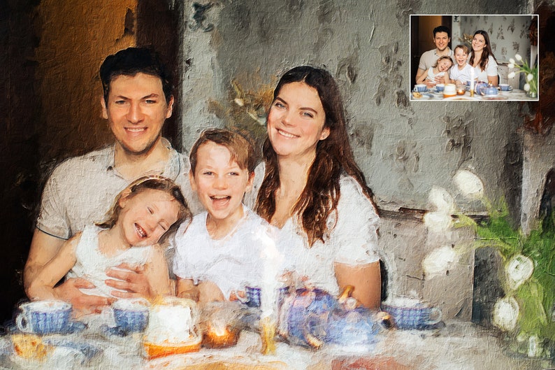 Op de afbeelding: Een gezin van vier zit aan een tafel met witte tafelkleden en blauw-witte theekopjes. De familie lacht en lijkt hun tijd samen te genieten. De achtergrond is een geschilderde muur met witte bloemen.