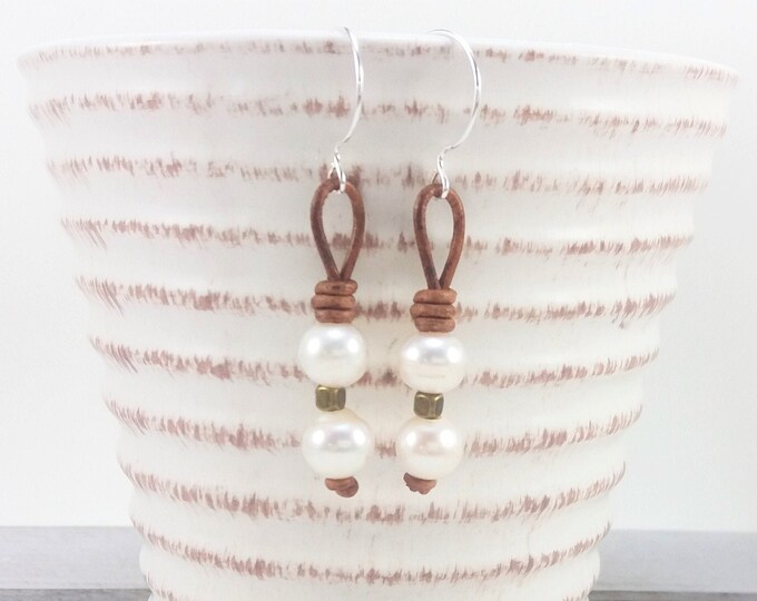 casual boho chic jewelry freshwater pearls Leather and pearl earrings brown leather