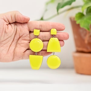 Lange statement-oorbellen in resedagroen, niet-overeenkomende geometrische oorbellen met clip, unieke zomeroorbellen, elegante handgemaakte oorbellen