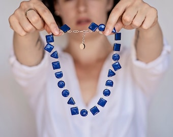 Marinblått handgjort geometriskt halsband, unika uttalande smycken