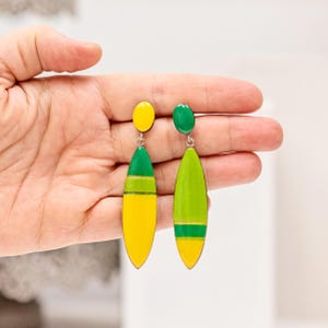 Niet-overeenkomende bungeloorbellen in groen en geel, funky geometrische oorbellen, unieke handgemaakte damesoorbellen, modieuze geschenken