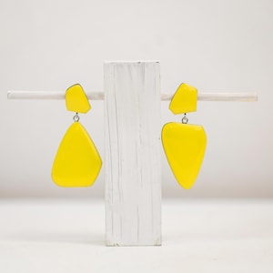 Niet-overeenkomende statement gele oorbellen, geometrische clipoorbellen, maximalistische sieraden