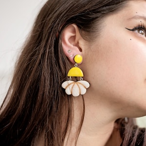 Hangende statement madeliefjebloemoorbellen met clip, handgemaakte bloemenoorbellen in geel en wit, elegante oorbellen, unieke cadeaus voor haar