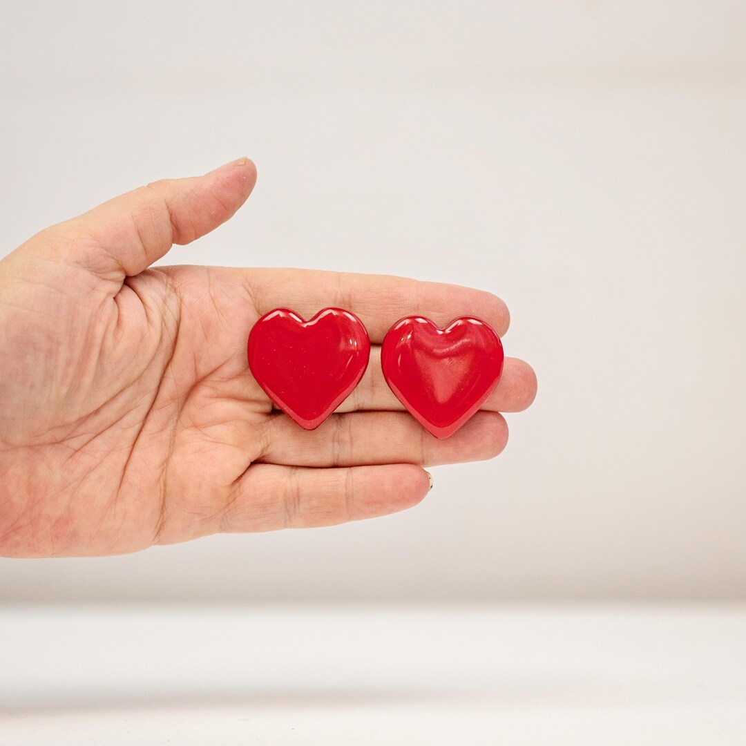 赤いハートのクリップオンイヤリング、ハンドメイドステートメント