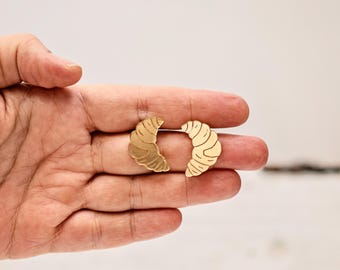 Orecchini a perno a forma di croissant in acrilico dorato, gioielli unici fatti a mano