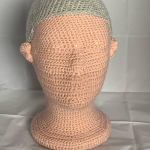 Può includere: Uno schema per un cappello all'uncinetto per una testa da adulto. Lo schema è per un uncinettista di livello intermedio-avanzato. Il cappello è realizzato in due colori, un grigio chiaro e un colore pesca. Lo schema è un download digitale.