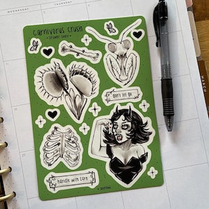 Puede incluir: Una hoja de pegatinas verde con el texto "Carnivorous Crush" e ilustraciones en blanco y negro, incluyendo una venus atrapamoscas, una mantis religiosa y una mujer con cuernos. La hoja también incluye las frases "don't let go" y "handle with care".