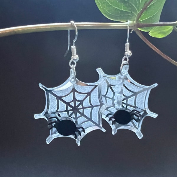Happy Halloween Ohrringe - Spinnennetz und Spinne als super leichte Ohrringe - Hingucker - -Gute Laune Halloween