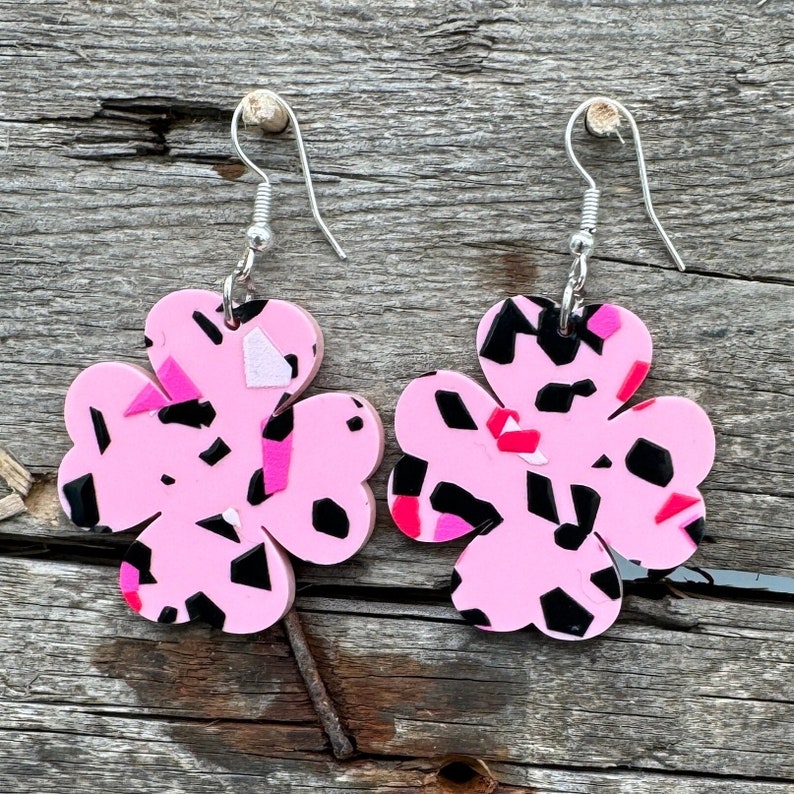 1 Paar Ohrringe Bonbonrosa Terrazzo leicht gute Laune mit 3D Aufdruck Kleeblatt Candy rosa Bild 1