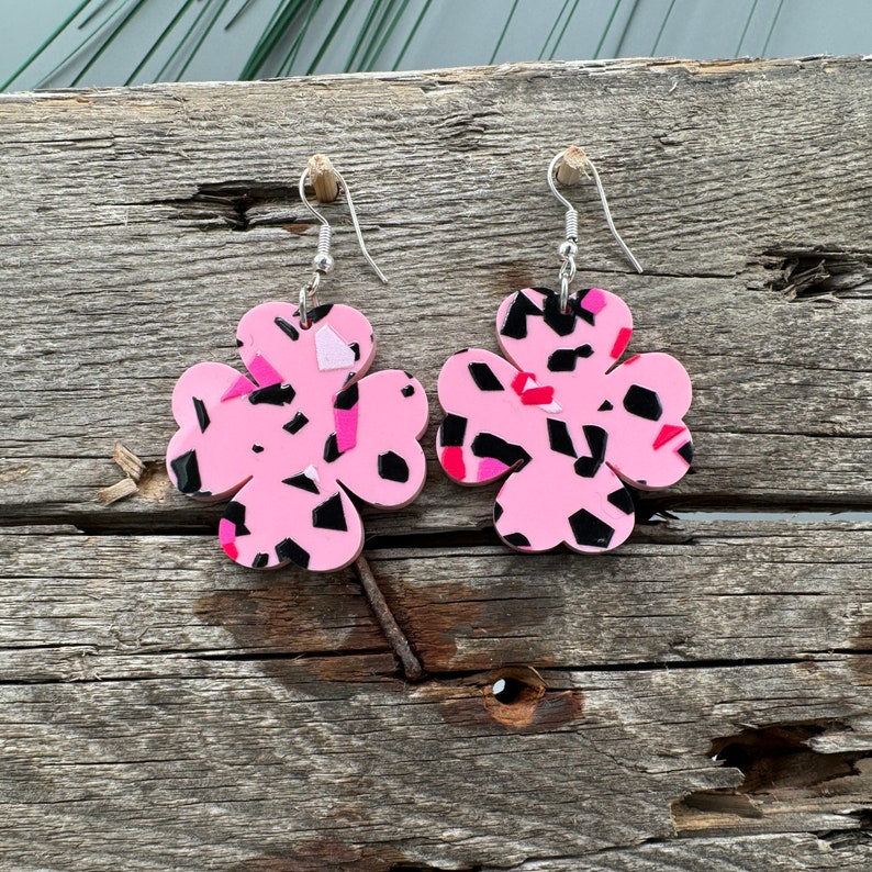 1 Paar Ohrringe Bonbonrosa Terrazzo leicht gute Laune mit 3D Aufdruck Kleeblatt Candy rosa Bild 5