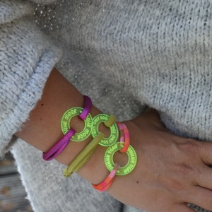 1 bracelet - acrylic ring neon yellow - statement - bracelet with desired text - colorful bracelet with text ring - ring bracelet - text disc