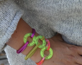 1 Armband - Acrylring Neon Gelb - Statement - Armband mit Wunschtext - Buntes Armband mit Textring - Ringarmband - Textscheibe