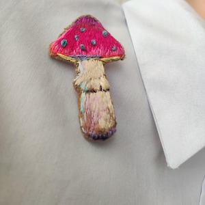 Embroidered Mushroom Brooch – Red Toadstool Pin – Cottagecore Fall Jewelry – Handmade Forest Accessory – Autumn Gift Idea