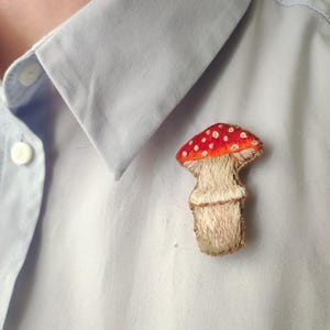 Embroidered Amanita Mushroom Brooch – Handmade Embroidered Pin – Autumn Cottagecore Jewelry – Woodland Brooch – Gift for Mushroom Lover