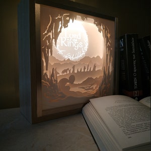 Lightbox Wood e Papercut ispirato al "Signore degli Anelli", lampada per l'arredamento della casa, fulmini decorativi, arte della carta shadowbox, fan art, LED