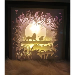 Lightbox Wood and Papercut "Lion King Inspired" , lampada per la casa, fulmini decorativi, shadowbox paper art, lampada, luce, asilo nido, LED