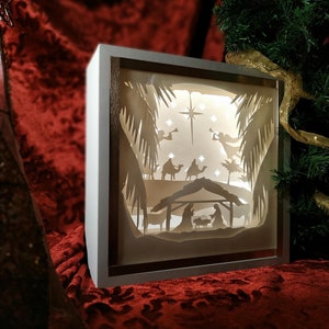 Lightbox Wood and Papercut "Presepe di Natale", lampada per la casa, fulmini decorativi, shadowbox paper art, albero di Natale, LED