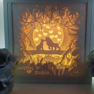 Lightbox Holz und Papierschnitt Lion King Inspired , Wohndekor Lampe, dekorativer Blitz, Schattenbox Papierkunst, Lampe, Licht, Kinderzimmer, LED Lana & Simba