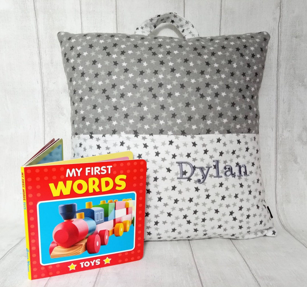 Coussin Livre De Lecture Personnalisé – Idée Cadeau Originale Pour Les Amoureux Des Livres