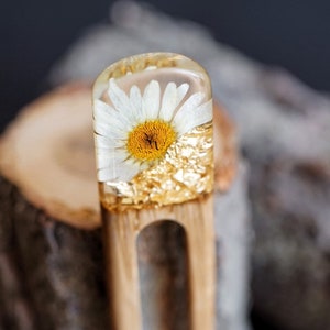 Horquilla de pelo personalizada, horquilla de madera, palo de pelo con manzanilla, accesorios de resina de joyería, pasador de pelo, joyería de terrario, regalo para mamá
