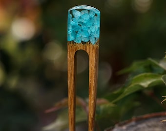 Houten haarvork met blauwe hortensia, eikenhout en hars, optionele gravure