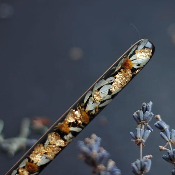 Bâton à cheveux en bois personnalisé, épingle à cheveux avec gravure, fourchette à cheveux avec fleurs de camomille, porte-chignon en résine pour bijoux, cadeau pour cheveux longs