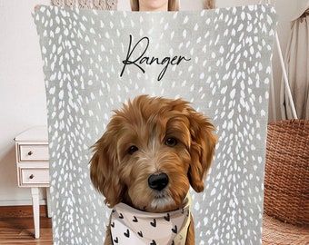 Puede incluir: Una manta de forro polar con estampado gris y blanco con una ilustración de un perro marrón y blanco. El perro lleva un pañuelo negro y blanco con corazones. El texto "Ranger" está impreso en la manta.