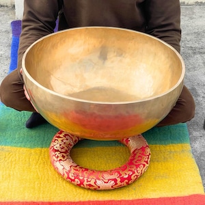 Handmade Tibetan Singing Bowl –Large Sound Healing Bowls – Himalayan Meditation Bowl for Yoga, Chakra Balancing, Therapy & Spiritual Gifts