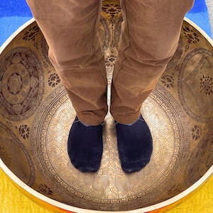 Tigela Tibetana Extra Grande com 7 Metais: Pés de Buda Gravados, Cura Sonora