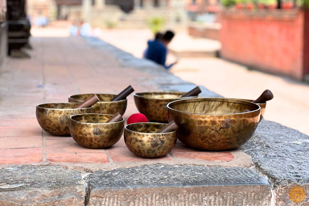 満月のシンギングボウル - 7つのチャクラに調整されたボウルのセット