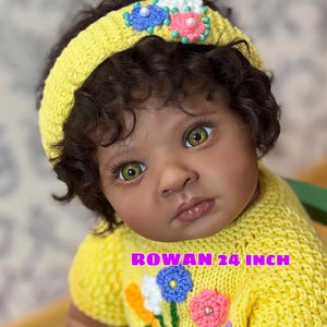 Bambola Reborn Baby Girl: Rowan da 24&quot;, capelli ricci, vestito lavorato a maglia