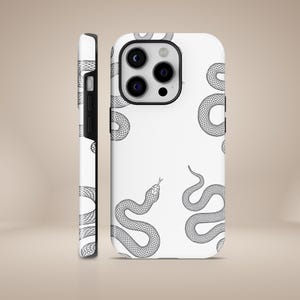 Könnte beinhalten: Weißes Handycase mit einem sich wiederholenden Muster aus schwarzen und grauen Schlangen. Das Case wird aus mehreren Blickwinkeln gezeigt, wobei das Design auf der Rückseite und das Seitenprofil hervorgehoben werden.