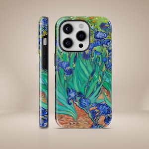 Può includere: Una custodia per telefono con un dipinto di iris blu con foglie verdi e una base marrone. La custodia è mostrata frontalmente e lateralmente, evidenziando i dettagli dell'opera d'arte. Il design ricorda uno stile artistico classico.