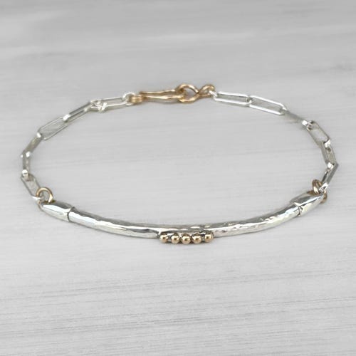 Bracelet en argent sterling à trombone avec barrette martelée et fermoir en or 14 carats
