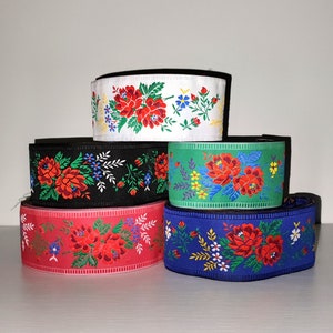 以下が含まれることがあります： 花柄のカラフルなリボンが5巻。リボンは赤、青、緑、黒、白で、赤い花と緑の葉が描かれています。