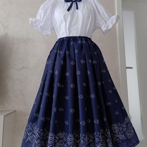 Look Cottagecore Folk - Saia Floral e Blusa com Babados