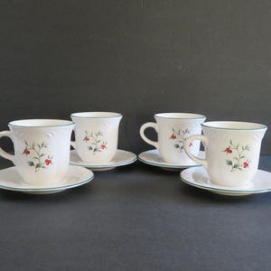 Conjunto de 4 xícaras e pires de café ou chá Pfaltzgraff &quot;Winterberry&quot; de 8 oz - Conjunto de xícaras e pires Winterberry - Pratos de Natal - Azevinho/Frutas vermelhas